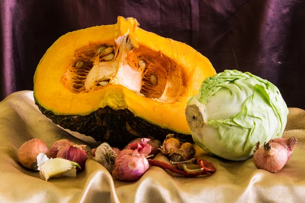 Kabak, soğan, sarımsak, kurutulmuş biber ve taksi natürmort Böl — Stok fotoğraf