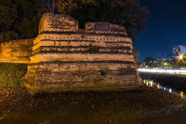 Noche de foso Chiangmai y antigua muralla, Tailandia —  Fotos de Stock