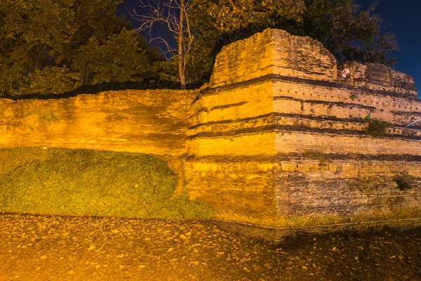 Nuit des douves de Chiangmai et ancien mur avec fantôme, Thaïlande — Photo