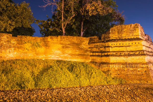 Natt av chiangmai vallgrav och antika vägg med anden, thailand — Stockfoto