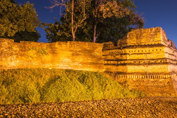 Noche de foso Chiangmai y antigua muralla con Ghost, Tailandia —  Fotos de Stock