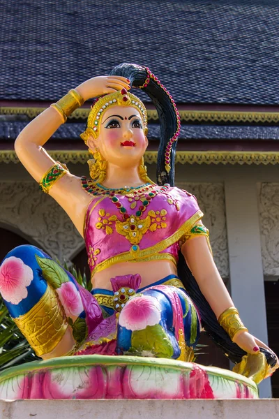 Estatua de Phra Mae Thorani en templo tailandés — Foto de Stock