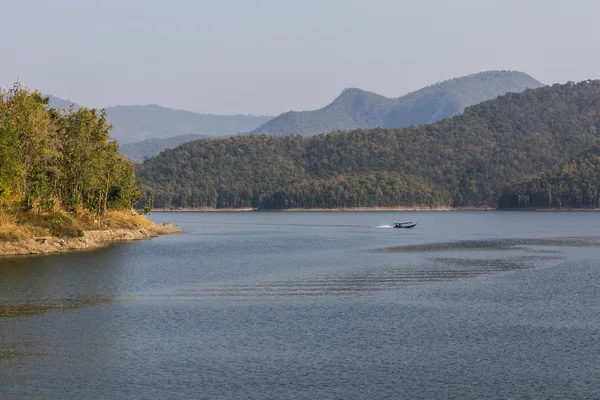 Bateau naviguant au barrage de Mae Ngad à Chiangmai Thaïlande — Photo