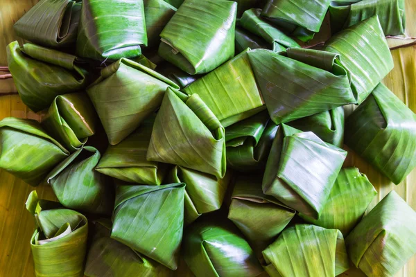 Десерт banana leaf обгортання, тайському стилі — стокове фото