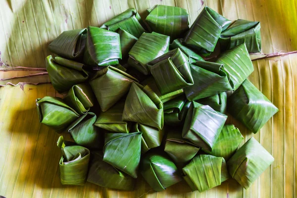 Postre Plátano envoltura de hojas, estilo tailandés —  Fotos de Stock