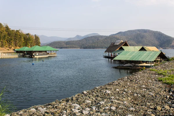 เรือบ้านในเขื่อนแม่งาม จังหวัดเชียงใหม่ ประเทศไทย — ภาพถ่ายสต็อก