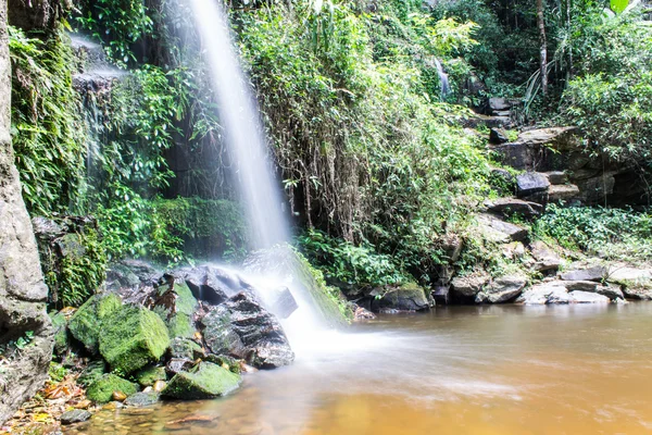 Mån tha än vattenfall i doi suthep - pui nationalpark, chiangmai Royaltyfria Stockfoton