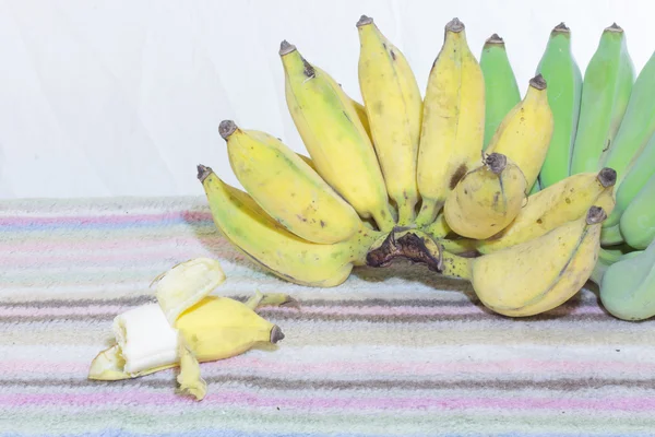 Тайский банановый натюрморт, кусающий банан — стоковое фото