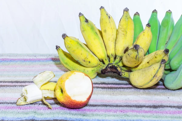 Thai-Bananen und Apfel-Stillleben, Biss-Banane und Apfel — Stockfoto