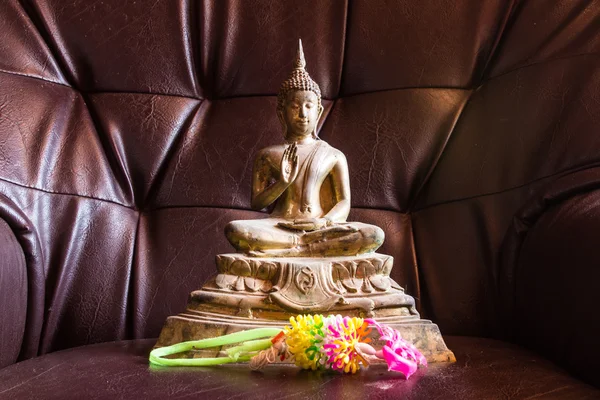 Stillleben Buddha-Statue mit Girlande — Stockfoto