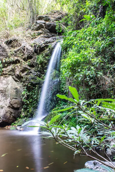 Mon tha niż wodospad w doi suthep - pui national park, chiangmai — Zdjęcie stockowe