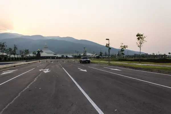 Sonnenuntergang Auto auf Straße mit Gebäude und Berg — Stockfoto