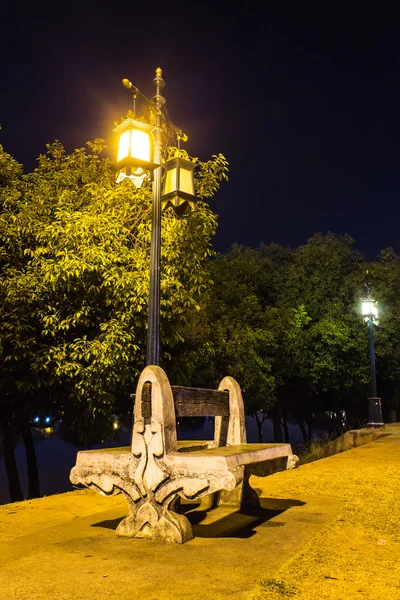 Park in der Nacht in der Nähe des Flusses — Stockfoto