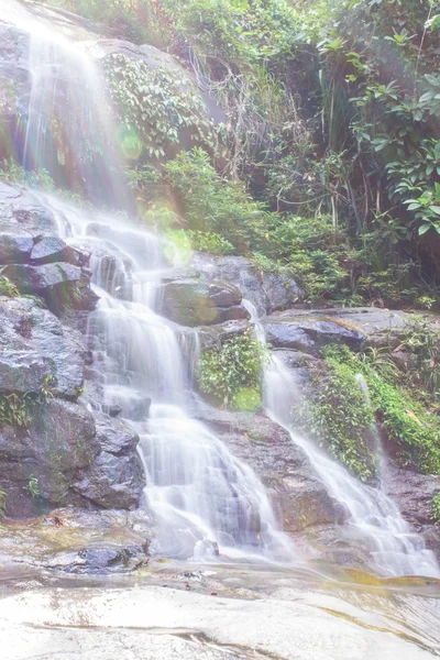 Mon tha dan waterval in doi suthep - pui Nationaalpark, chiangmai — Stockfoto