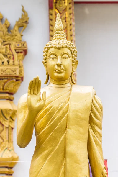 Stehende thai goldene Buddha Statue — Stockfoto