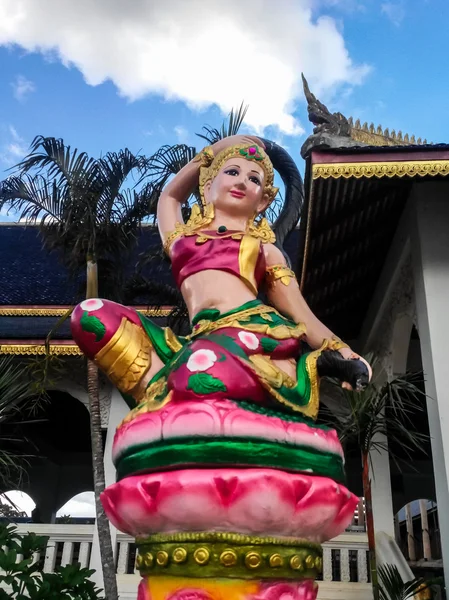 Phra Mae Thorani statua nel tempio thailandese — Foto Stock