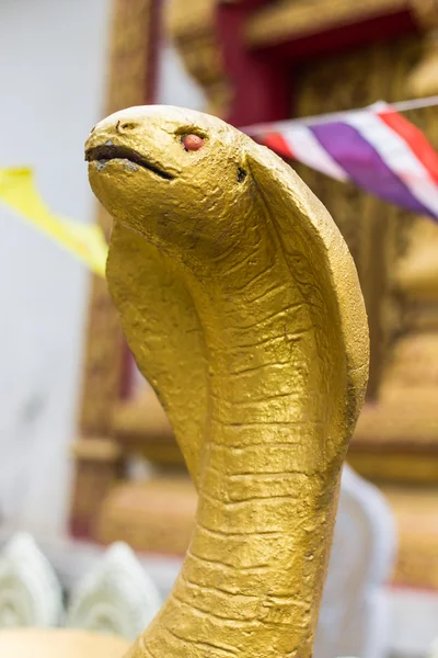 Статуя жёлтой змеи в тайском храме — стоковое фото