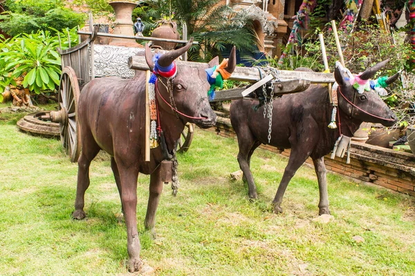 Escultura de dois touros com carrinho — Fotografia de Stock