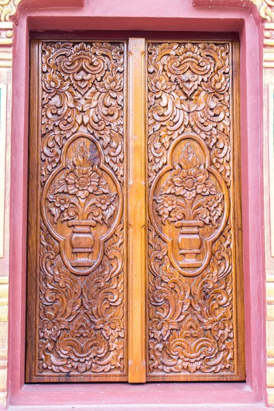 Sculpture sur la fenêtre dans le temple thaïlandais — Photo