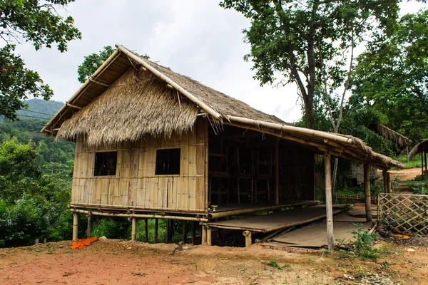 Casa de aldeia no campo, Tailândia — Fotografia de Stock