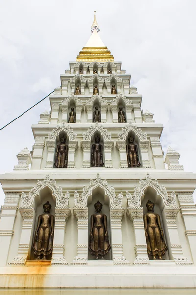 Pagoda blanca en templo tailandés en la provincia de Lamphun, norte de Tailandia —  Fotos de Stock