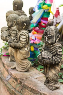 Tayland'da kullanılan bez bebek kil keşiş