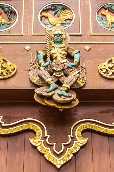 Thailändska jätte wood carving på teak kapell — Stockfoto