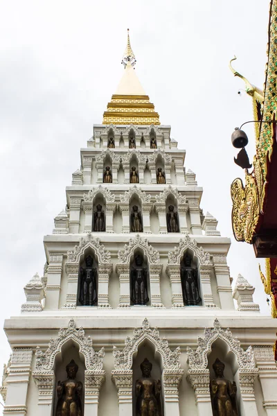 Pagoda blanca en templo tailandés en la provincia de Lamphun, norte de Tailandia — Foto de Stock