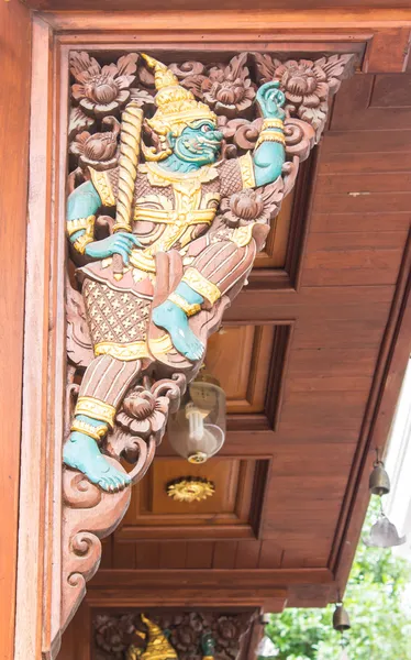 Géant thaïlandais sculpture sur bois chapelle en teck — Photo