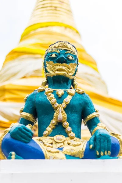 Estatua gigante en templo tailandés — Foto de Stock