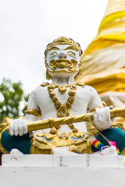 Statua gigante nel tempio thailandese — Foto Stock