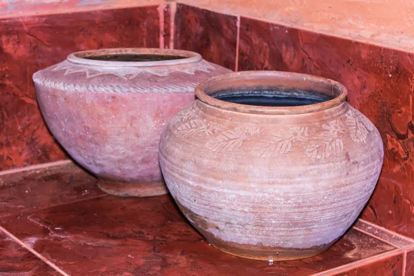 Pote de barro na água potável é o estilo de vida tailandês, estilo lanna — Fotografia de Stock