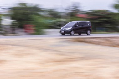 Tayland Asya yolunda siyah araba sürat