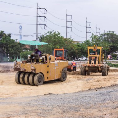 Traktör yol silindirli bir silindir.