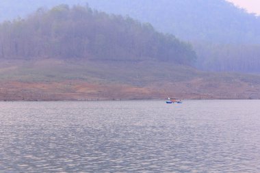 Maengad barajında, Chiangmai Tayland 'da insanlar kürek çekiyor.