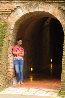 Tayland, Chiang Mai 'deki Wat Umong Tüneli' ndeki Taylandlı kadın portresi.