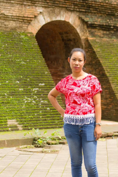 Portret Kobiety Tajlandii Tunelu Wat Umong Chiang Mai Tajlandia — Zdjęcie stockowe