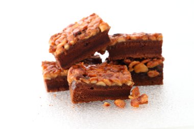 Beyaz arka plan üzerinde izole brownie kek