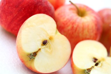 taze kırmızı sulu doğal elma izole beyaz zemin üzerine 