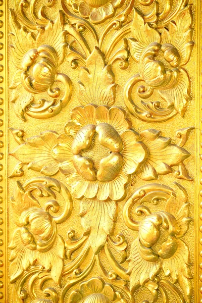 Szczegóły złote drzwi tłoczone w świątyni buddyjskiej — Zdjęcie stockowe