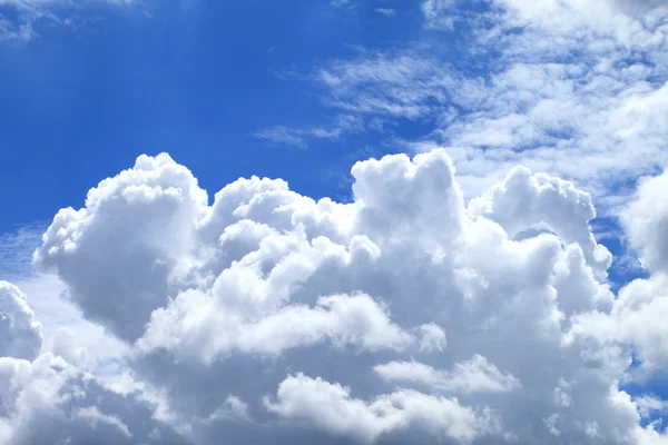 Nubes blancas en el cielo azul. —  Fotos de Stock