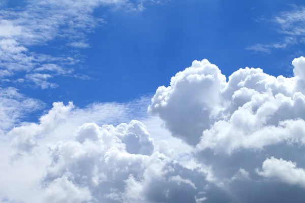 Vita moln i blå himmel. — Stockfoto