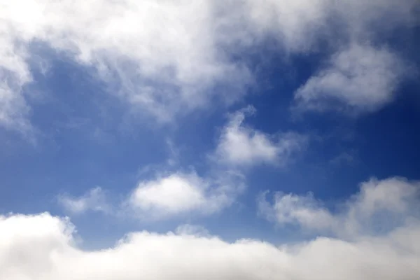 Vita moln i blå himmel. — Stockfoto