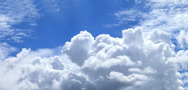 Nuvens brancas no céu azul. Imagem De Stock