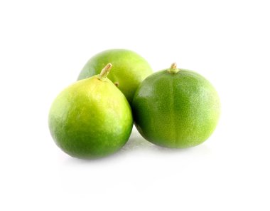 Taze kireç beyazda izole edilmiş 