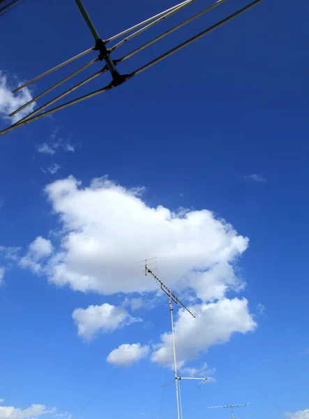 Hem TV-antenner på blå himmel — Stockfoto
