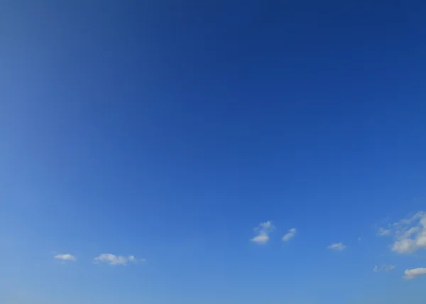 Wolken am blauen Himmel — Stockfoto