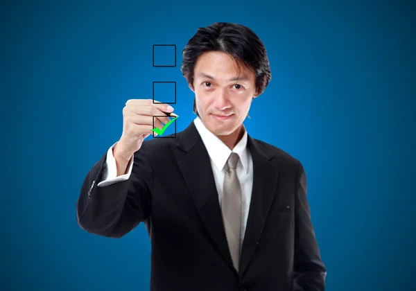 Jonge zakenman mark op checklist.accept groen pictogram controleren. — Stockfoto