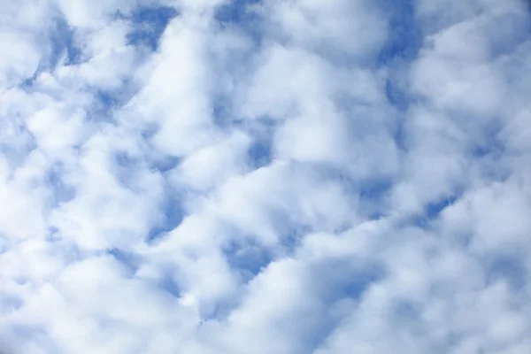 Fondo azul cielo con nubes blancas —  Fotos de Stock