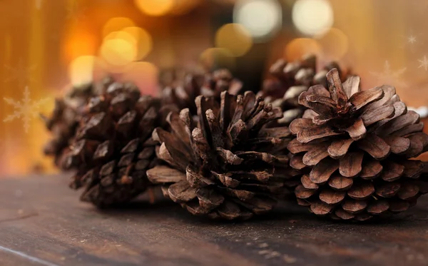 Cones de pinheiro no fundo de Natal Imagens Royalty-Free
